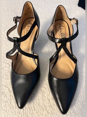 Abella True Seneca t-strap black pumps size 7.5, buckle closure